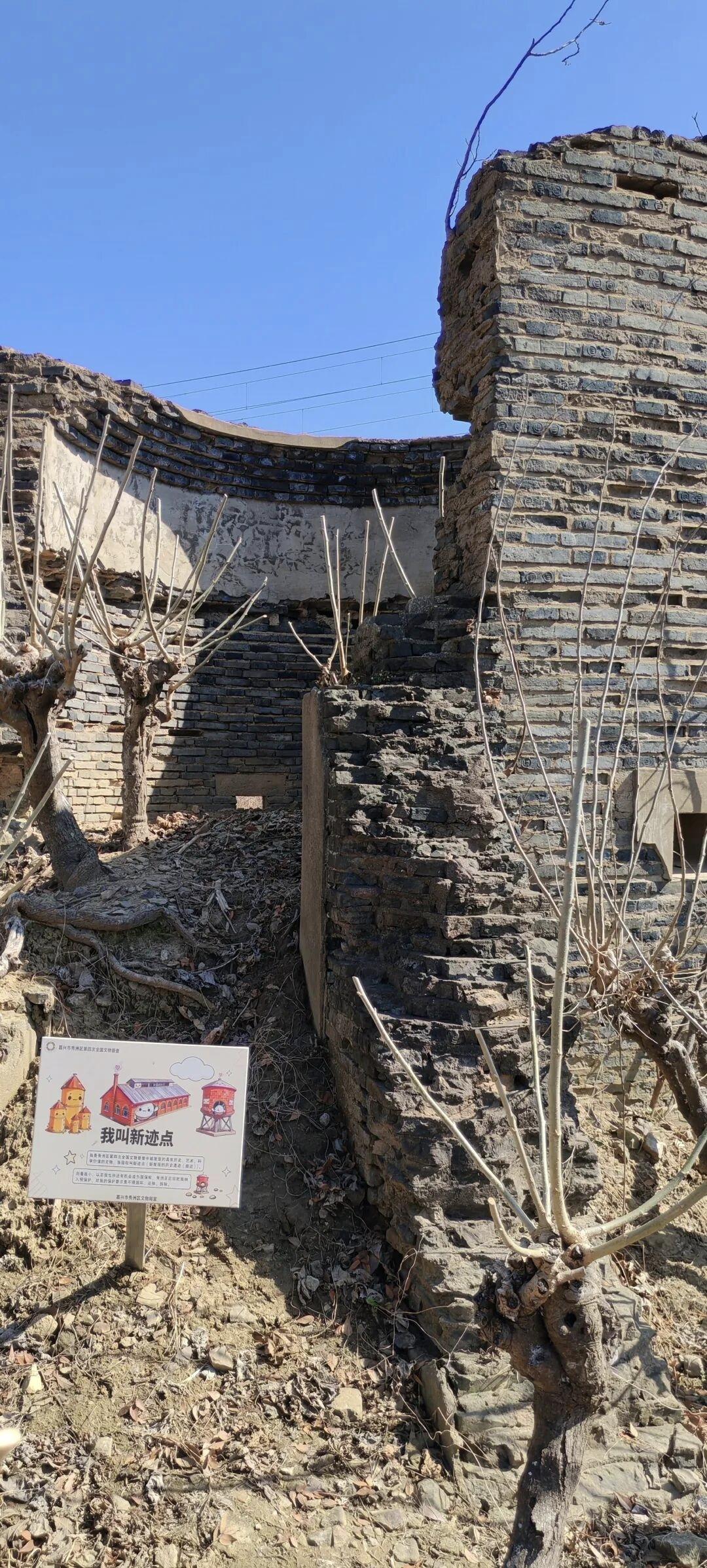 王店火车站的碉堡，
是日本人侵略时留下的证据，把王店中山厅的材料拆了！嘉兴故事 