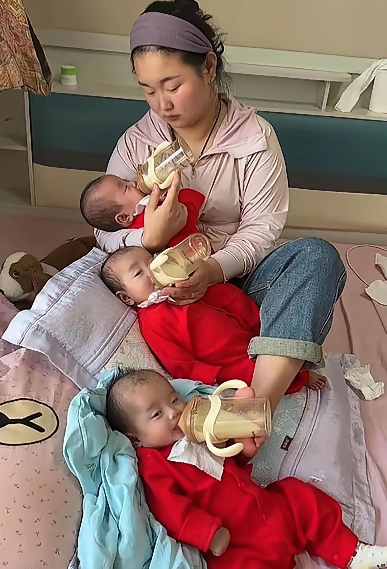 左手抱一个，右手搂一个，腿上还躺一个。三个小家伙一起哭、一起饿、一起张开嘴要吃的