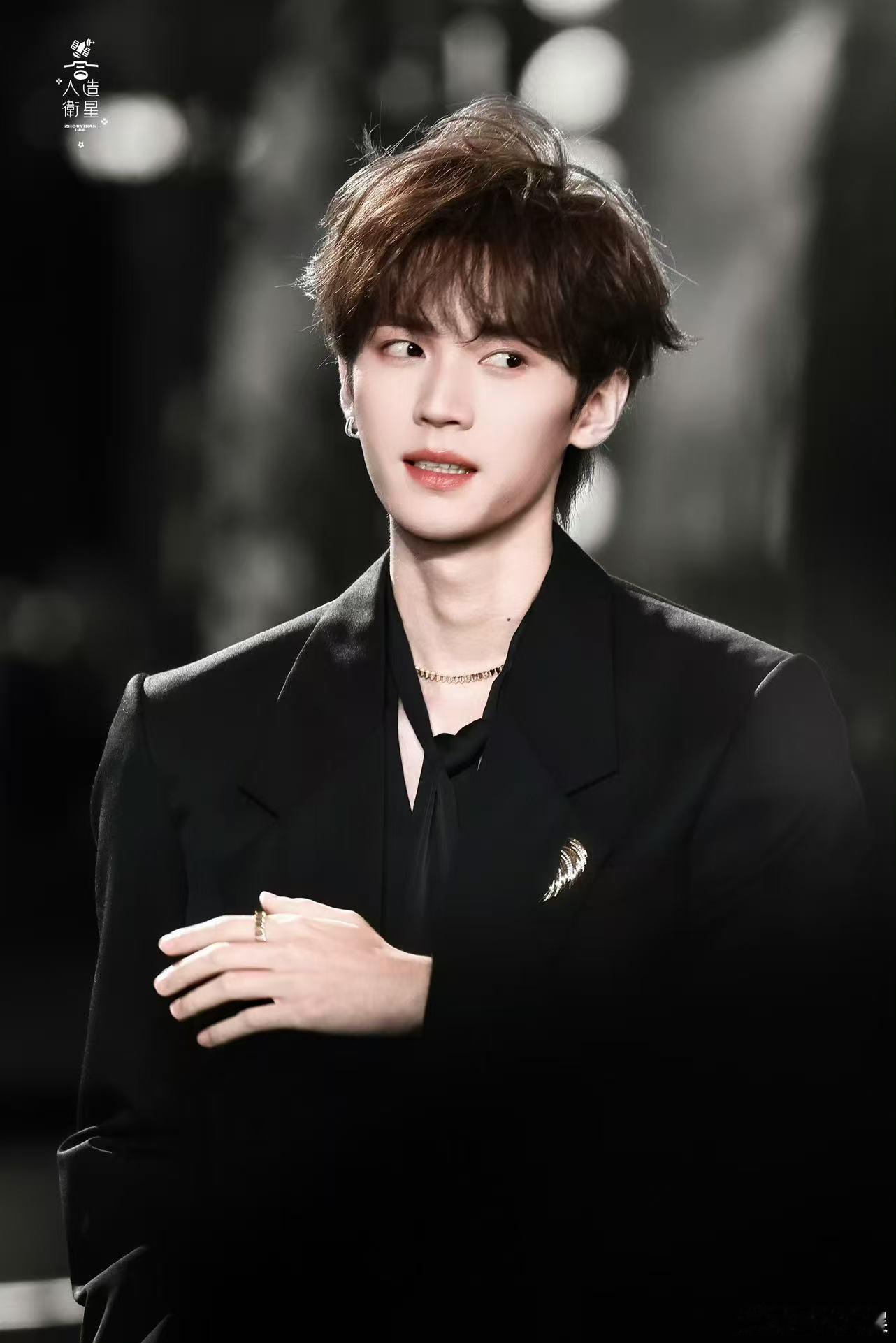 周翊然又在红毯开上车了周翊然跑车红毯入场 周翊然又在红毯开上车了，这一次开着跑车