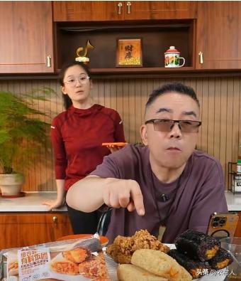 杨议直播带货这些年挣了很多钱，这里面可以说有郭德纲的一半功劳。直播间里没有人的时