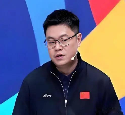 决赛日国乒“全军覆没”，侯英超一语道破原因！
侯英超在解说时透露，他认为国乒如今