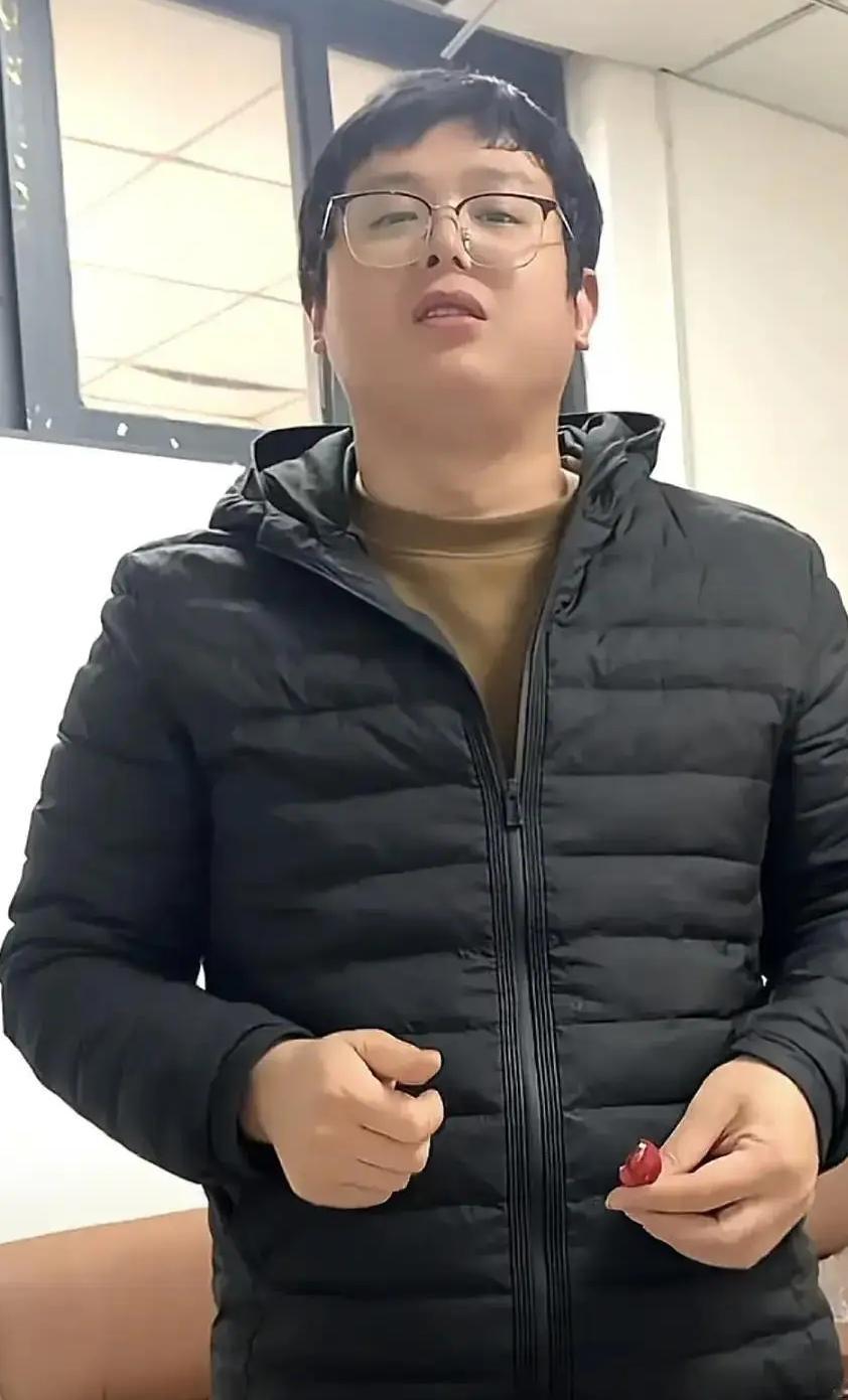 这个人现在好渣啊！前几年看他在工厂上班，对狗都充满了爱心，感觉还不错。现在的他，