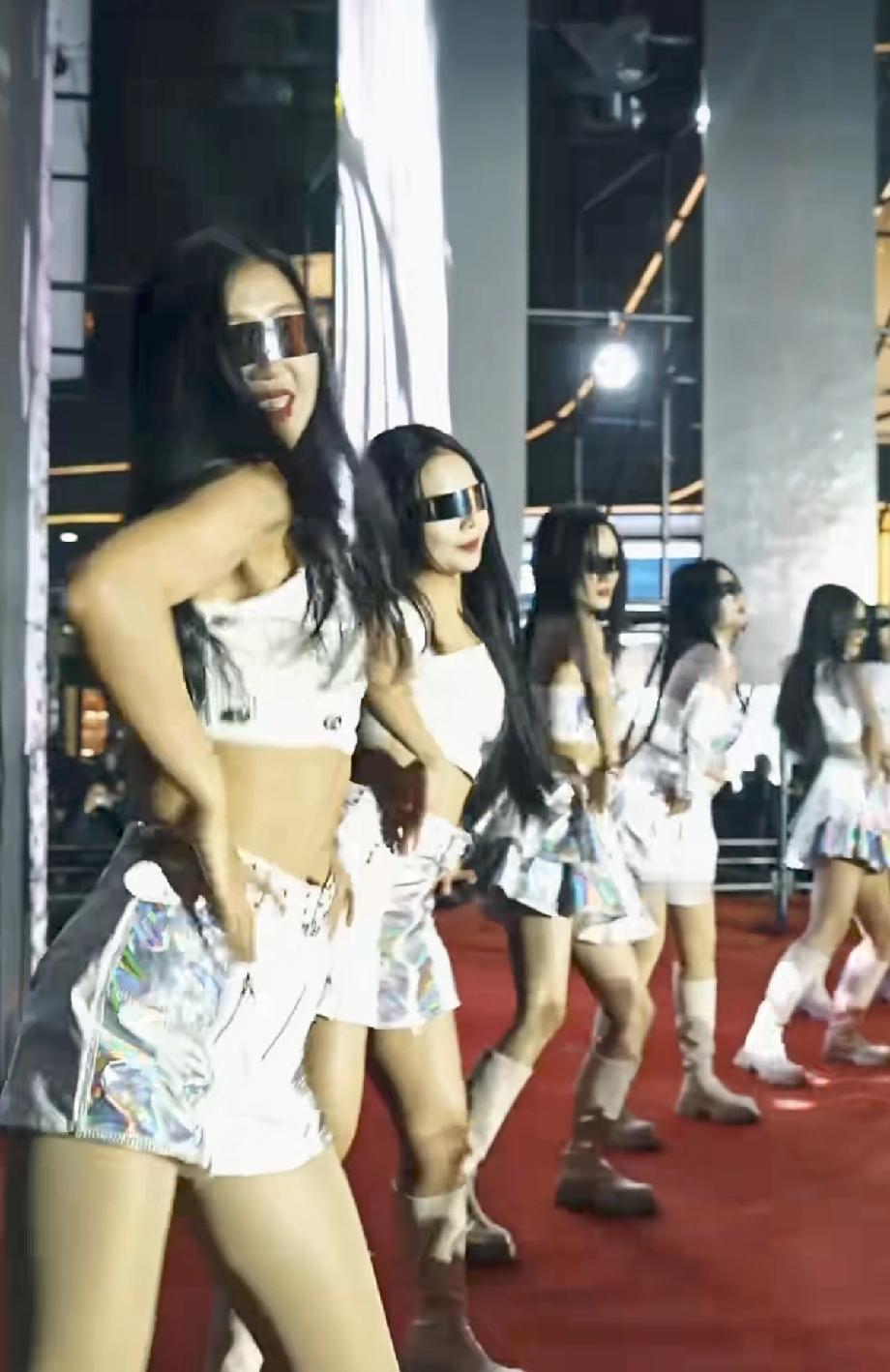 庄里人今晚都冲疯了！勒泰无人机秀太炸，现场尖叫就没停过
 
谁懂啊家人们！今晚桥