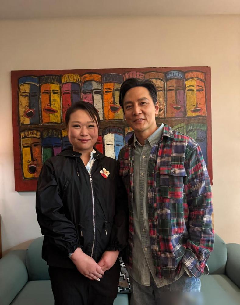 52岁的吴彦祖坐在洛杉矶餐厅里，发际线大面积撤退，满脸褶子藏不住，老得像个邻家大