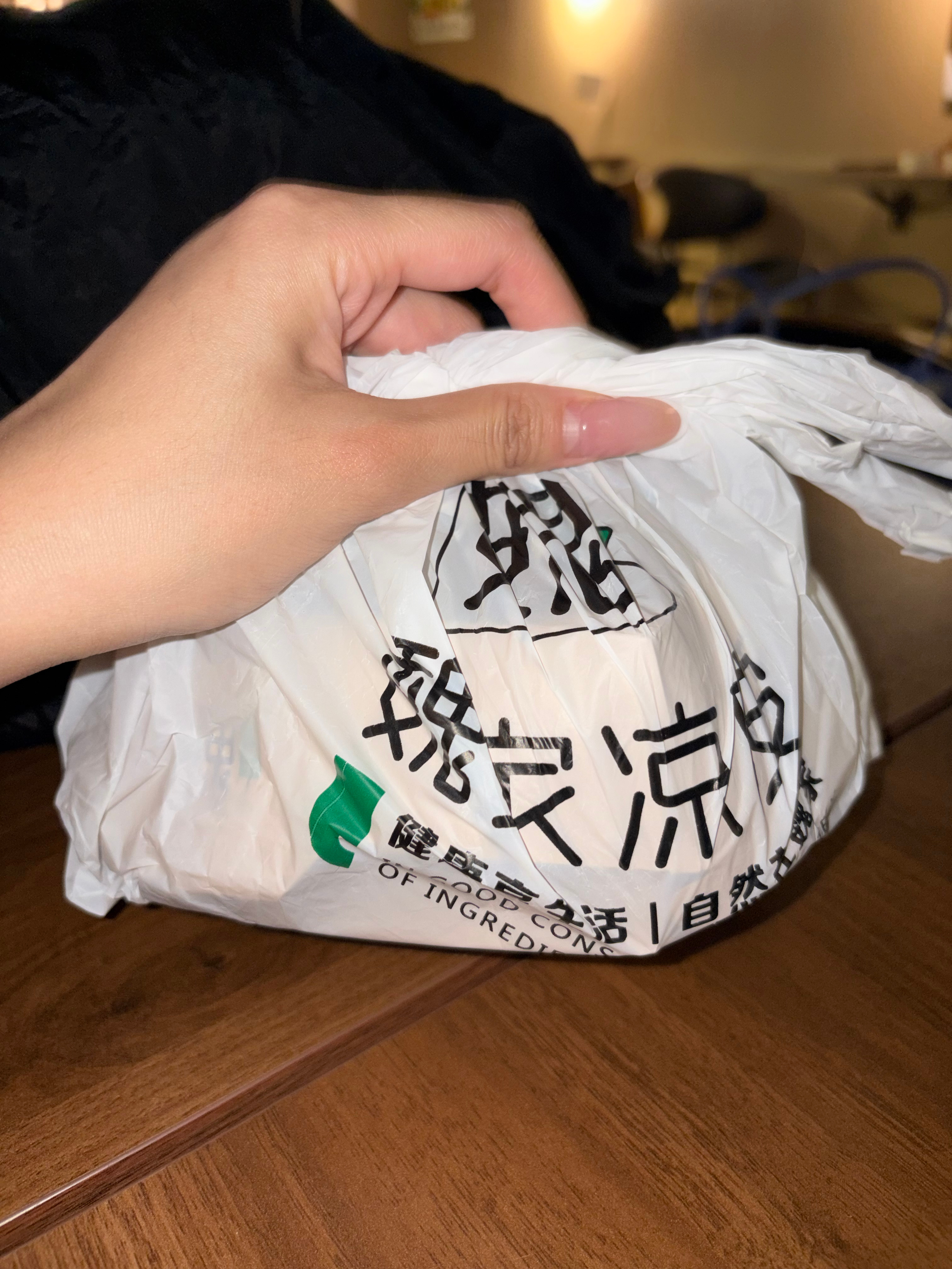 上次去北京人生第一次尝试了魏家凉皮的汉堡 藤椒鸡腿堡 好吃得我捶胸顿足然后上周这