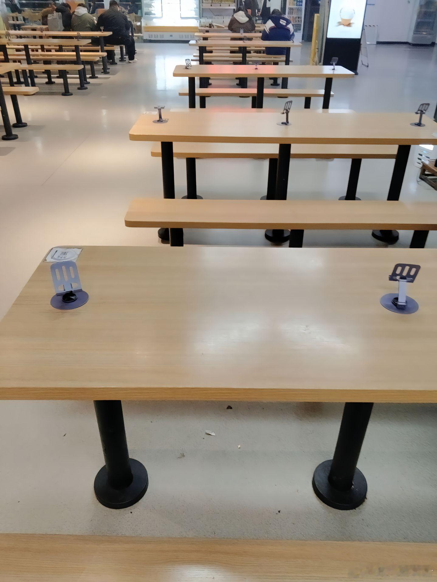 真正的人文关怀出现了！某高校给学校食堂的桌子上都安上了手机支架，去食堂吃饭的理由