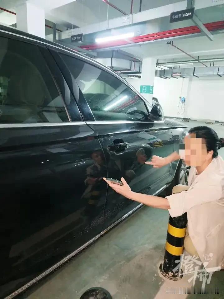 太欺负人了！浙江杭州，女子家的车位隔壁是奥迪车主，他怀疑自家车门上的划痕，是女子