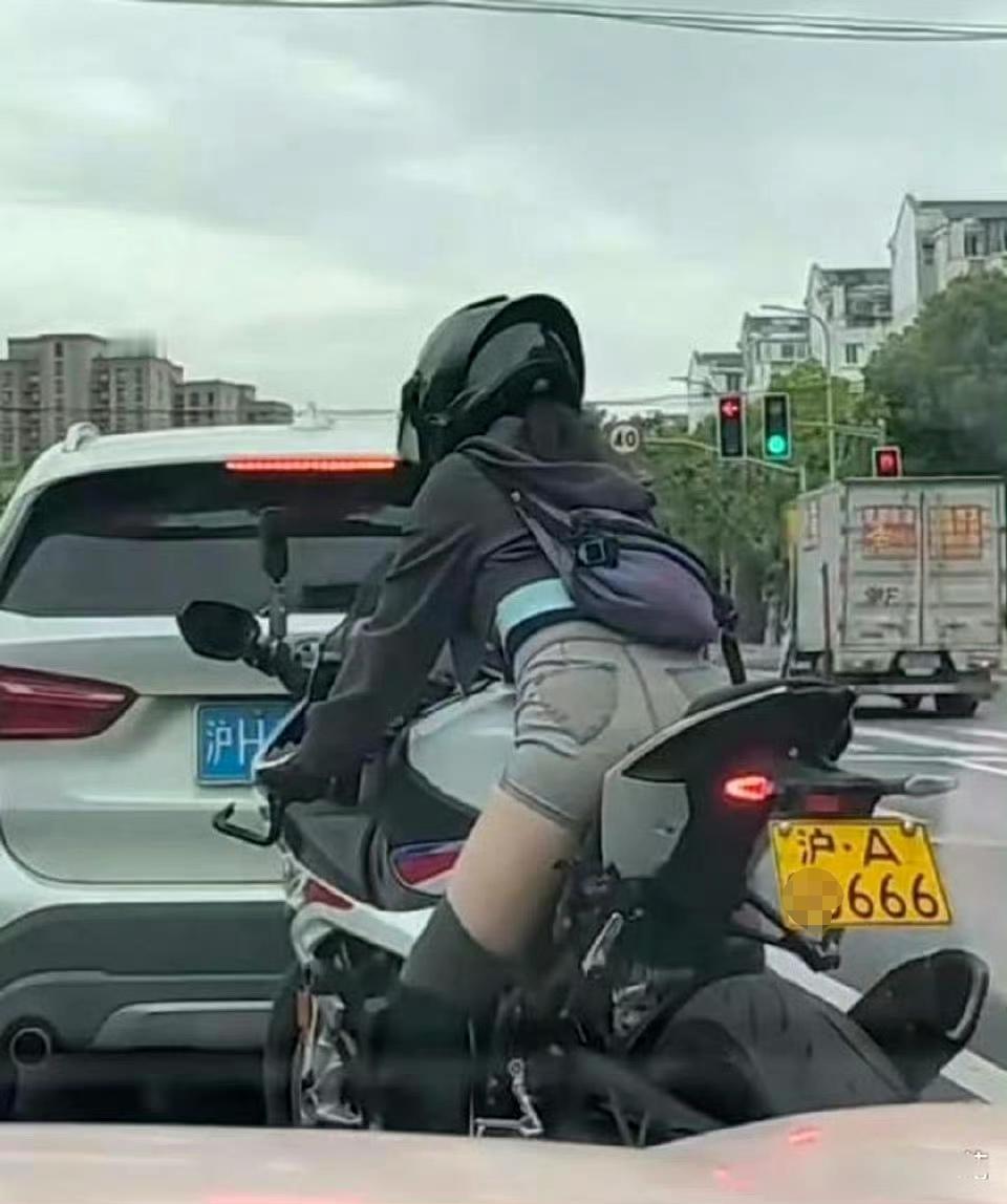 网友：本想上去搭讪。一看车牌，还是算了！ ​​​你觉得能买前面几辆宝马？