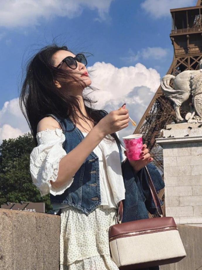 张馨予巴黎街拍炸了！
没穿大牌，还敢露笑纹怼镜头！
你凑近看她的帆布包，磨起的毛