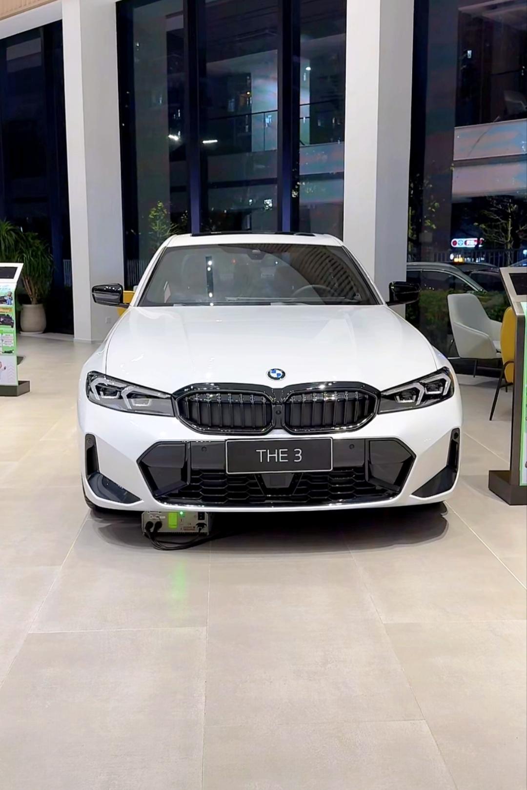 年轻人选豪华轿车可以考虑一下宝马3系，就在同级中来说，我感觉它的颜值还是非常高的