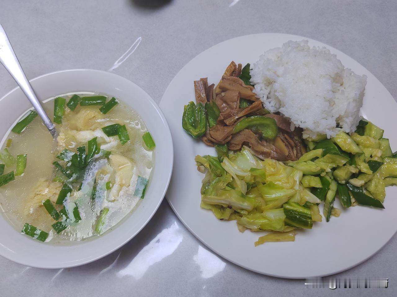 刚开航第三天，船舶就开始了上下颠簸，早上醒来，感觉不对劲，慢慢的起床，穿衣，扶着