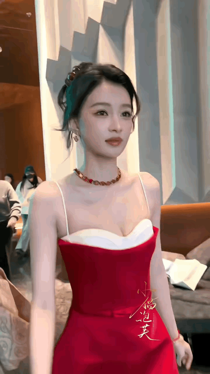 谁懂啊！孙怡这张脸真的长在审美暴击点上了吧？
 
御姐身材配萌妹脸，高瘦却不柴，