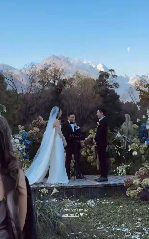 爱情在雪山之巅：霍启仁与泰国妻子的浪漫婚礼

在巍峨的玉龙雪山脚下，白雪皑皑，天