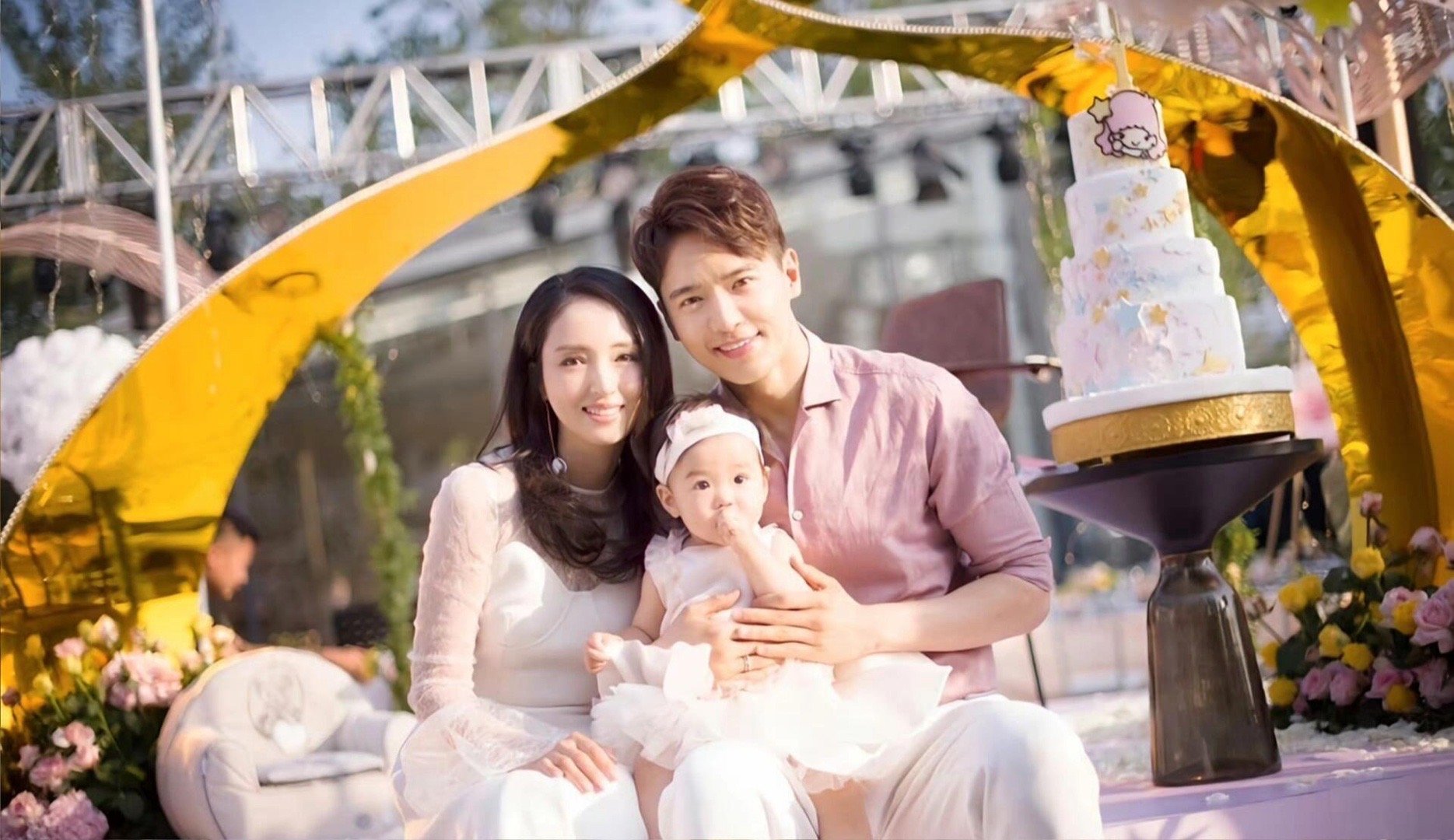 董璇和这么帅的在一起过，是怎么看上现在这个的，好不理解 ​​​