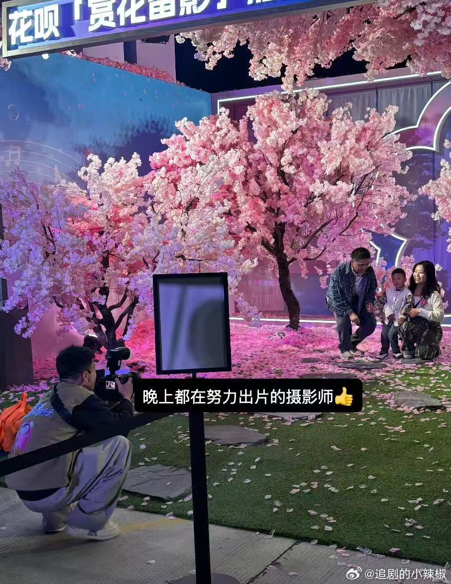 武汉音乐节现场服务给到夯此时此刻一位网友轻轻地碎了...刷到了武汉音乐节的现场图