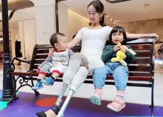 2008年汶川地震夺去了无数生命，也彻底改变了舞蹈老师廖智的人生。

她在废墟中