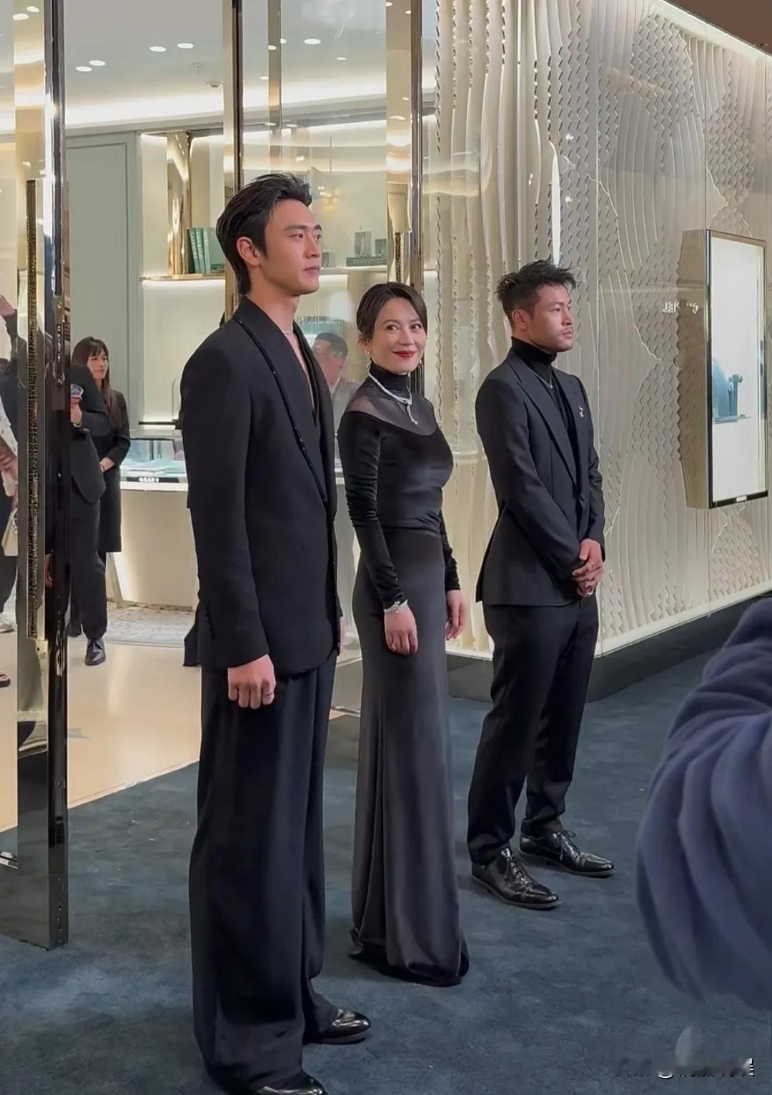 看到了55岁的俞飞鸿，才知道什么是真正的岁月不败美人！
俞飞鸿现身沈阳出席活动，