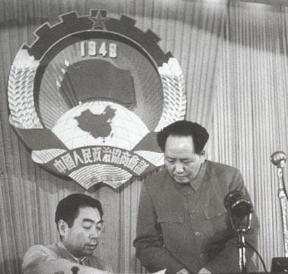 毛泽东最大的优点是遇事果断坚决，而周恩来最大的优点是不轻易决断，两人这种看似相左