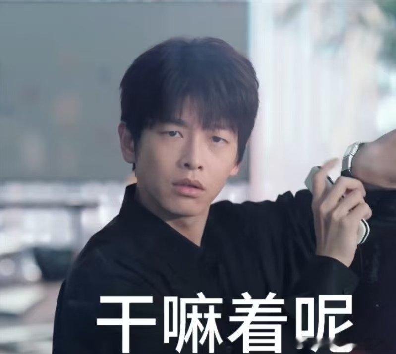 张真源差点亲到彭昱畅没有想到会出现这么微妙的画面，张真源扑进怀中猛地抬头，差一点