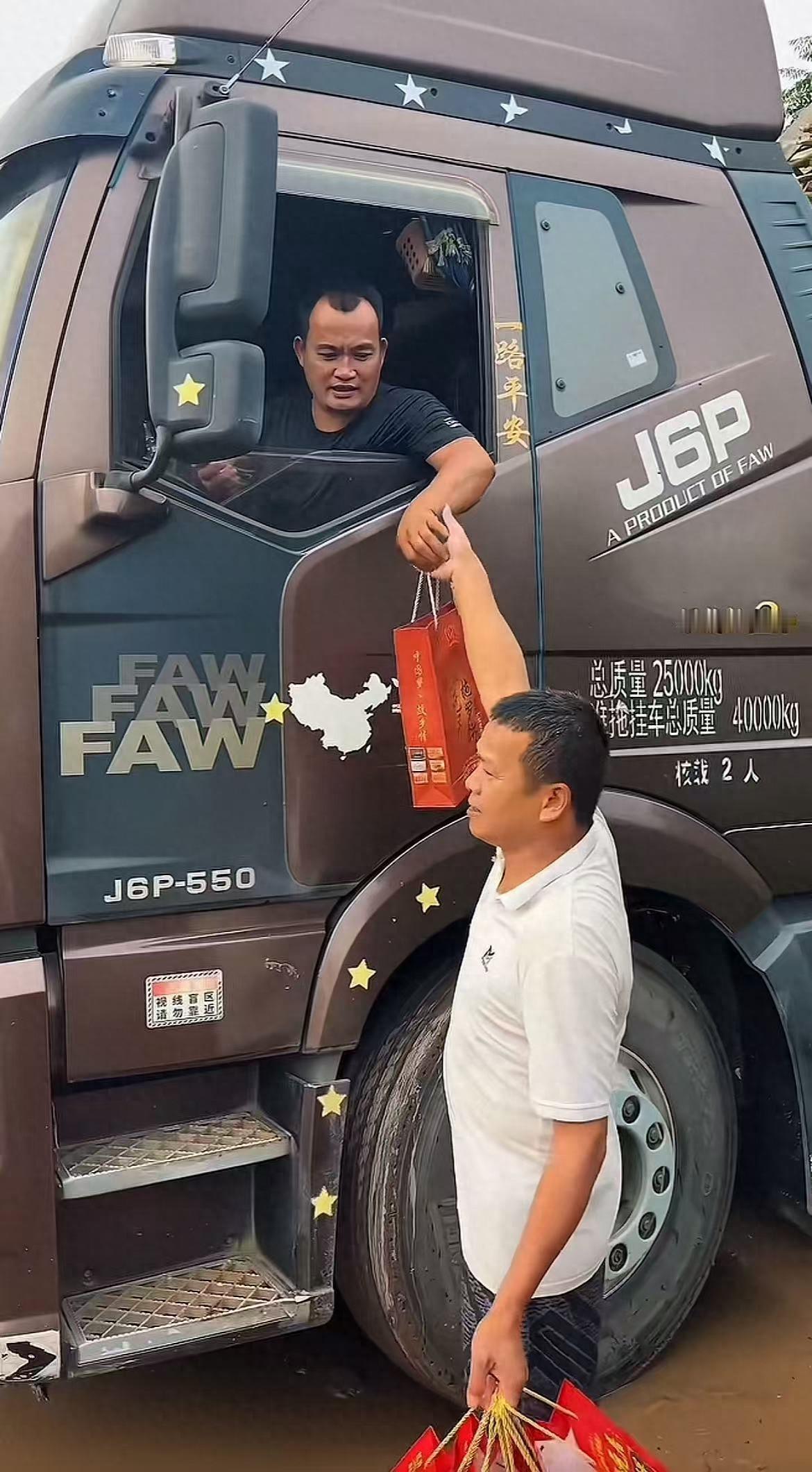 暖到了！全红婵父亲全文茂低调现身广东一家糖厂，豪掷约300万元订购500吨食糖。