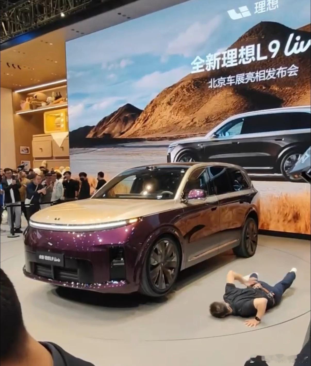老汤哥与全新理想L9俯卧撑PK全新一代理想L9理想汽车第一产品线总裁汤靖和全新理