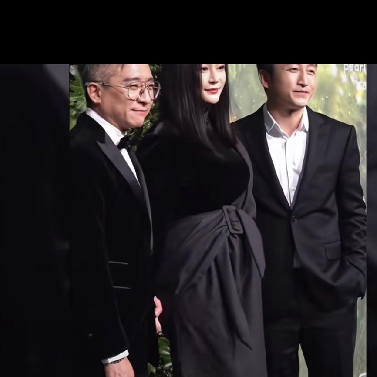 丈夫明明就站在身旁，当众和别的男人十指紧扣！邹市明冉莹颖旧视频曝出，撕开婚姻最真
