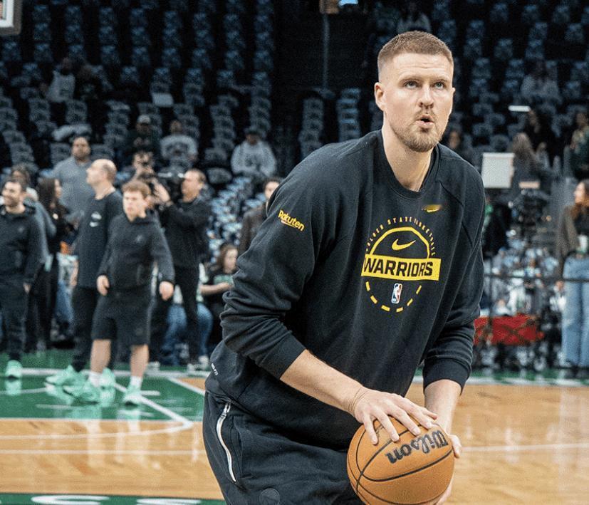 Slater报道，勇士球员克里斯塔普斯-波尔津吉斯因右脚踝酸痛，明日对阵太阳的比