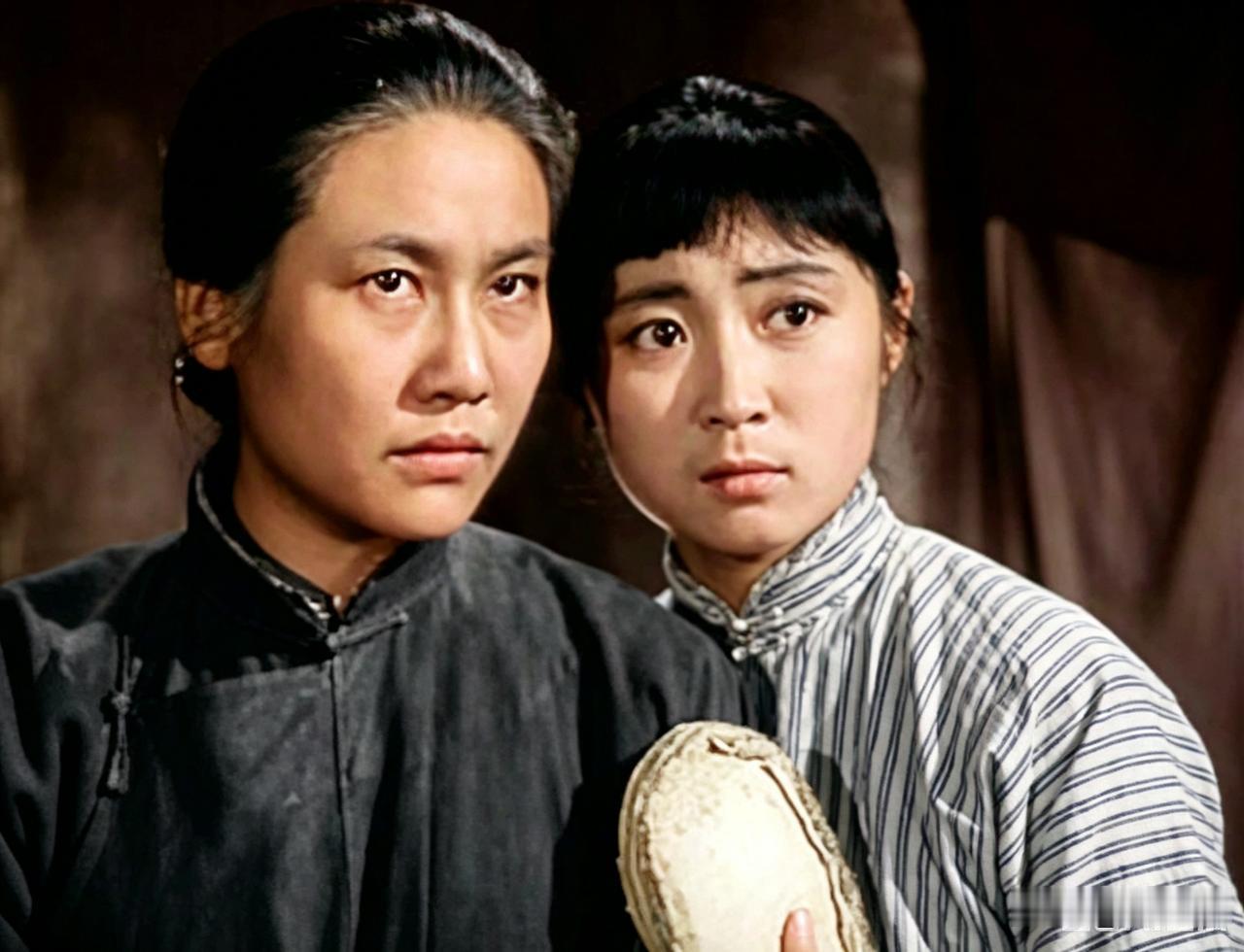 这两位女士都是八一厂的老演员，一位擅长饰演老大娘，一位专演漂亮姑娘。那位以饰演大