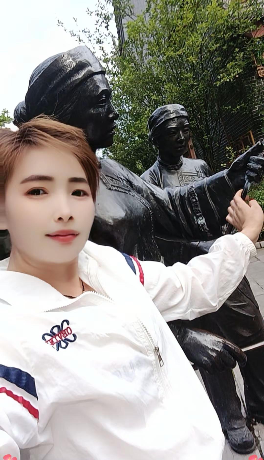 别人说时，我还可以忍，但你一遍遍骂这句话时，我再也不留任何余地。孩子不管，生活费