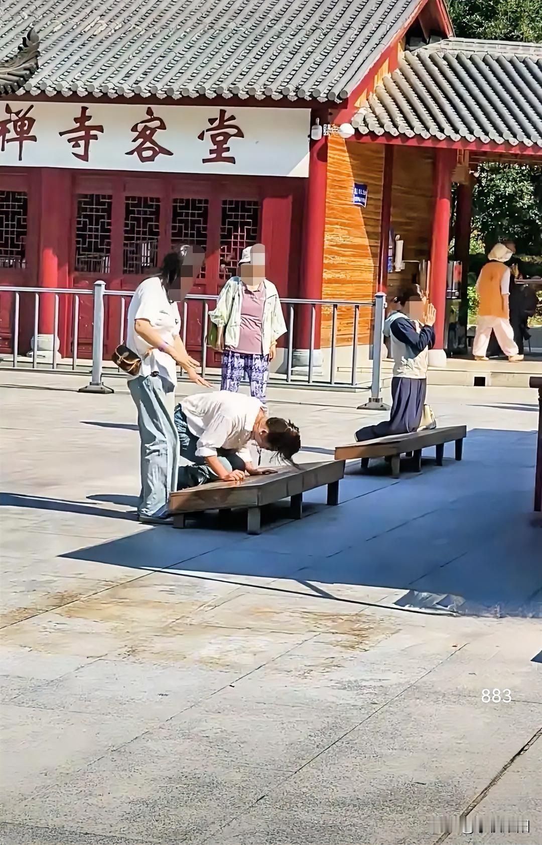 是什么事情让女子跪在菩萨面前重重的磕头，每磕一下都发出铁板沉闷的声音，如果不是她