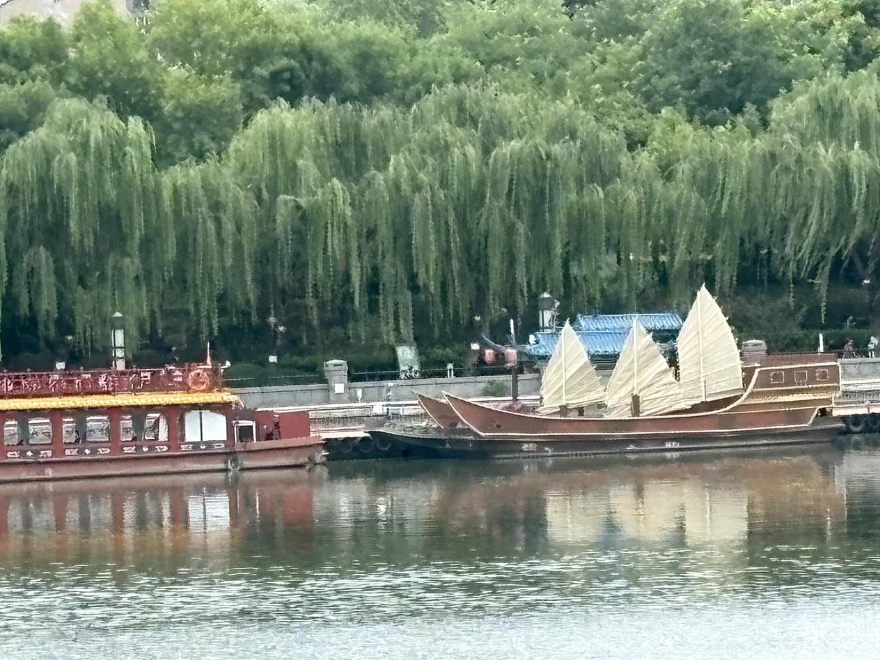 对“文二代”的口诛笔伐越演越烈，仿佛出了个贾浅浅等人，作家的后代就都是靠父亲或者