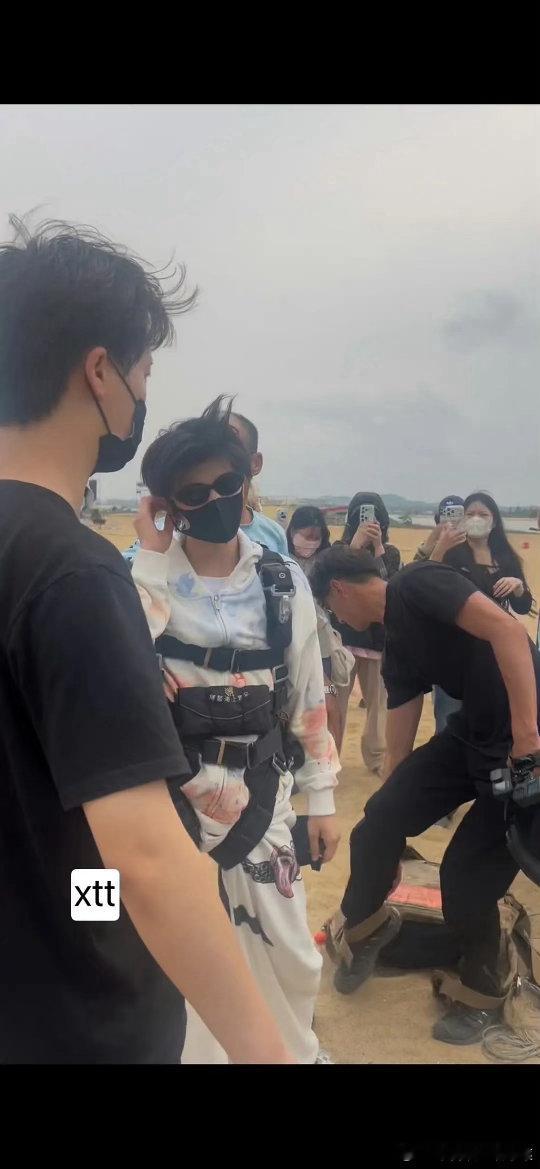 tg聪明的老瑞戴着口罩😷 