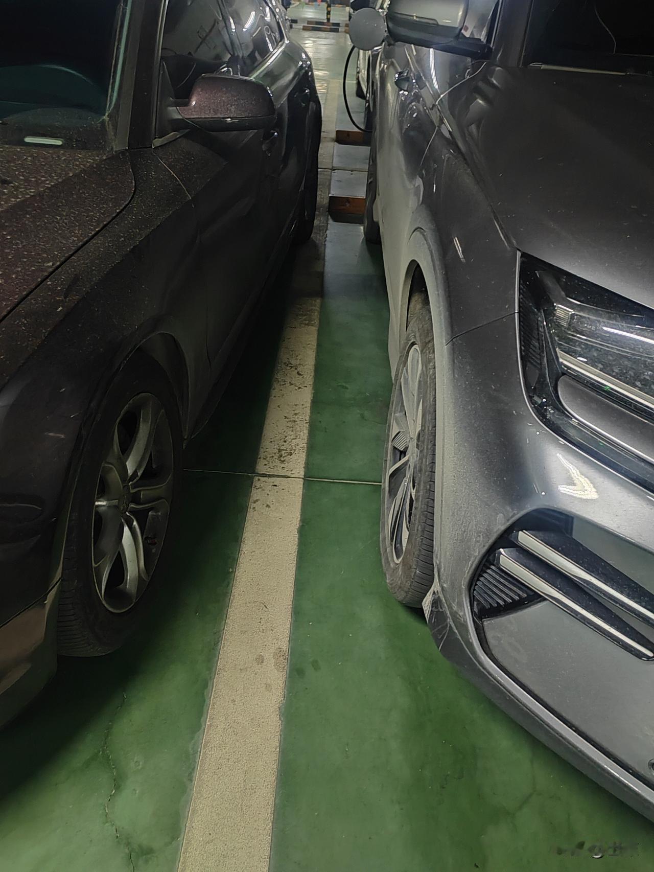 邻居老毛病又犯了，停得这么近，他这是不给自己下车留开门空间啊！
只见车门一开，就