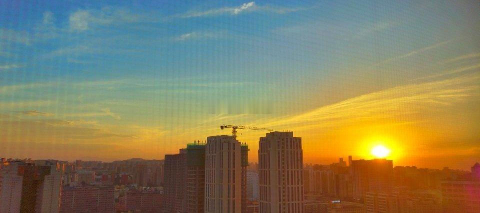 玻璃没擦  纱窗钥匙不知道上哪去了  隔着纱窗凑合一下今天的此时此刻…… 