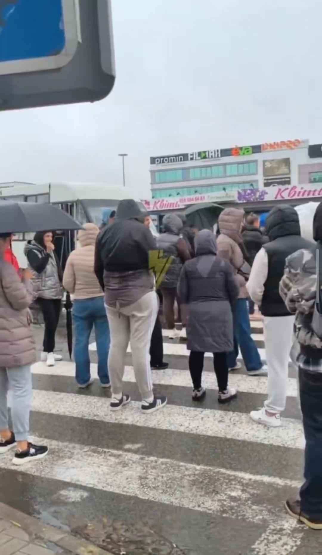 基辅周边持续停水停电，泽连斯基却熟视无睹，还在积极问美国索要战斧导弹，一心想打莫