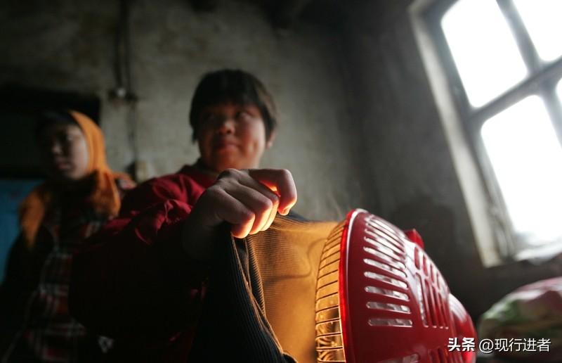 看到未成年女孩怀孕的新闻，令人揪心不已。这暴露出我们社会保护机制仍存在漏洞，需要