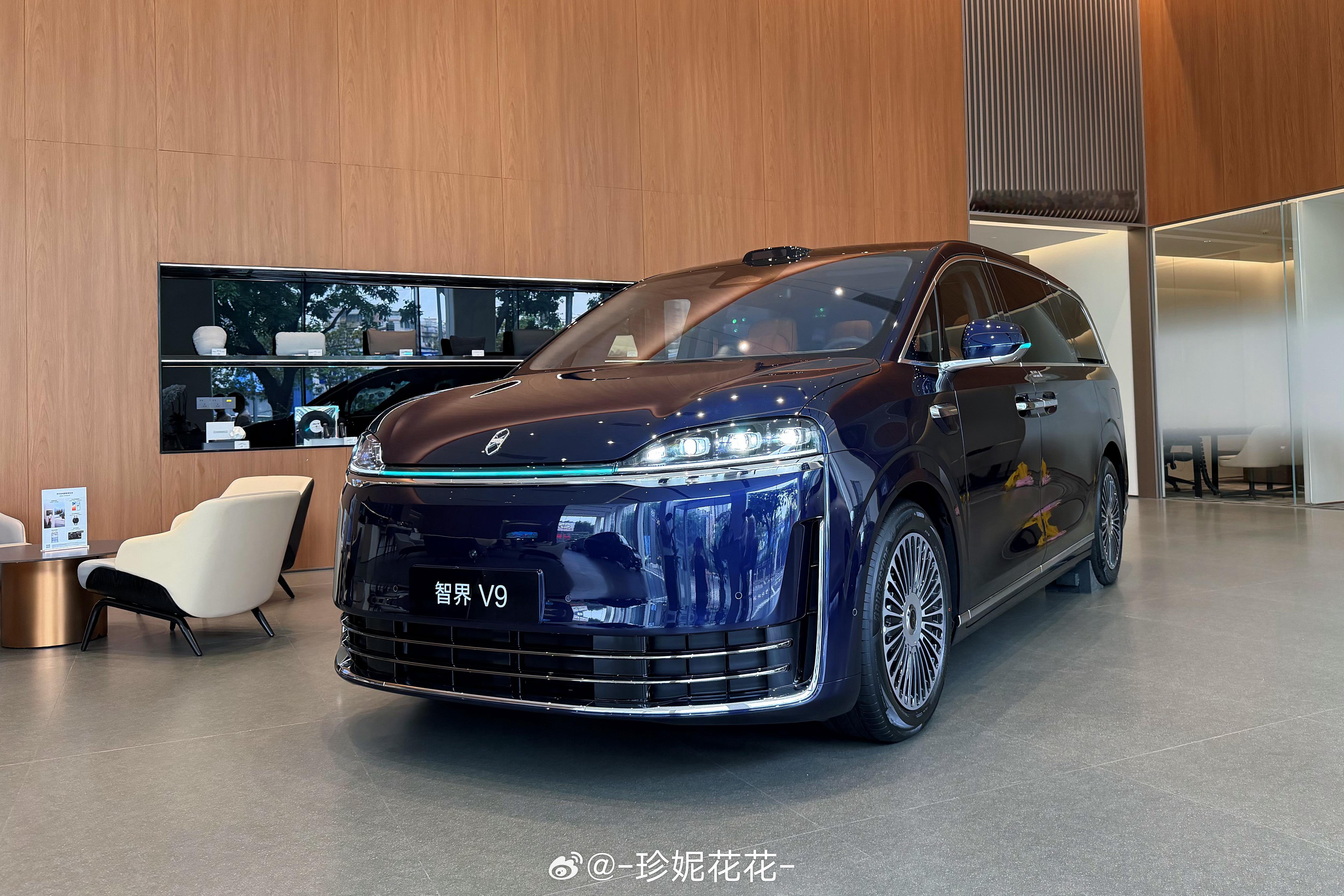 今天拍智界V9第二排确实惊喜，45°旋转座椅很优雅～智界v9大v聊车