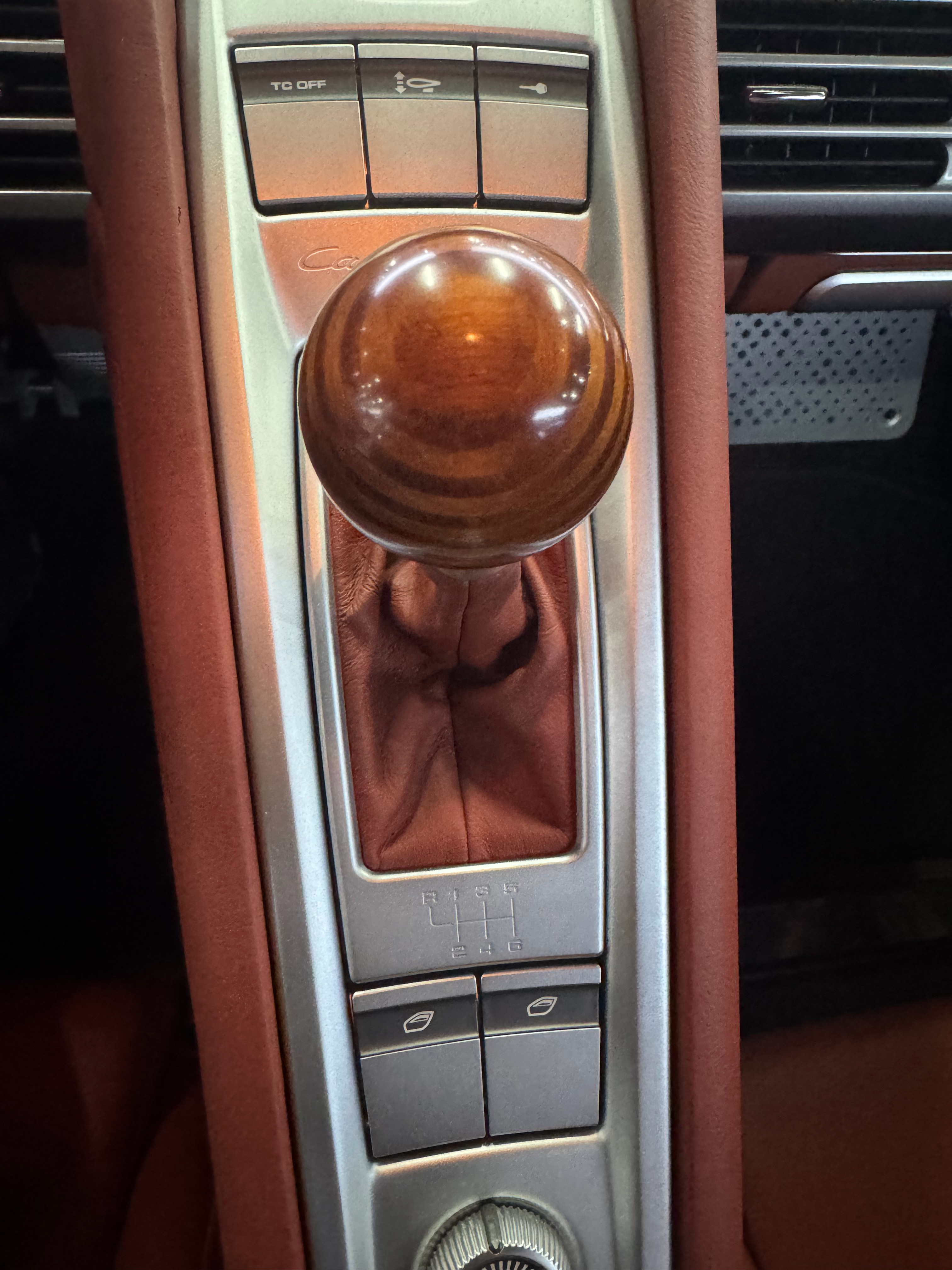 听见V10的轰鸣，就懂了什么叫此生难忘。Carrera GT，机械图腾… 