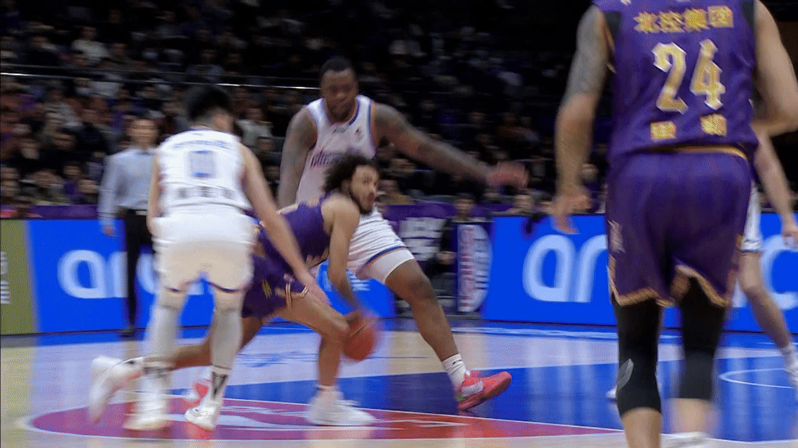 北控男篮vs天津男篮 豪斯真是个高级货，他的气质属于很有活力的那类，传球把很多回