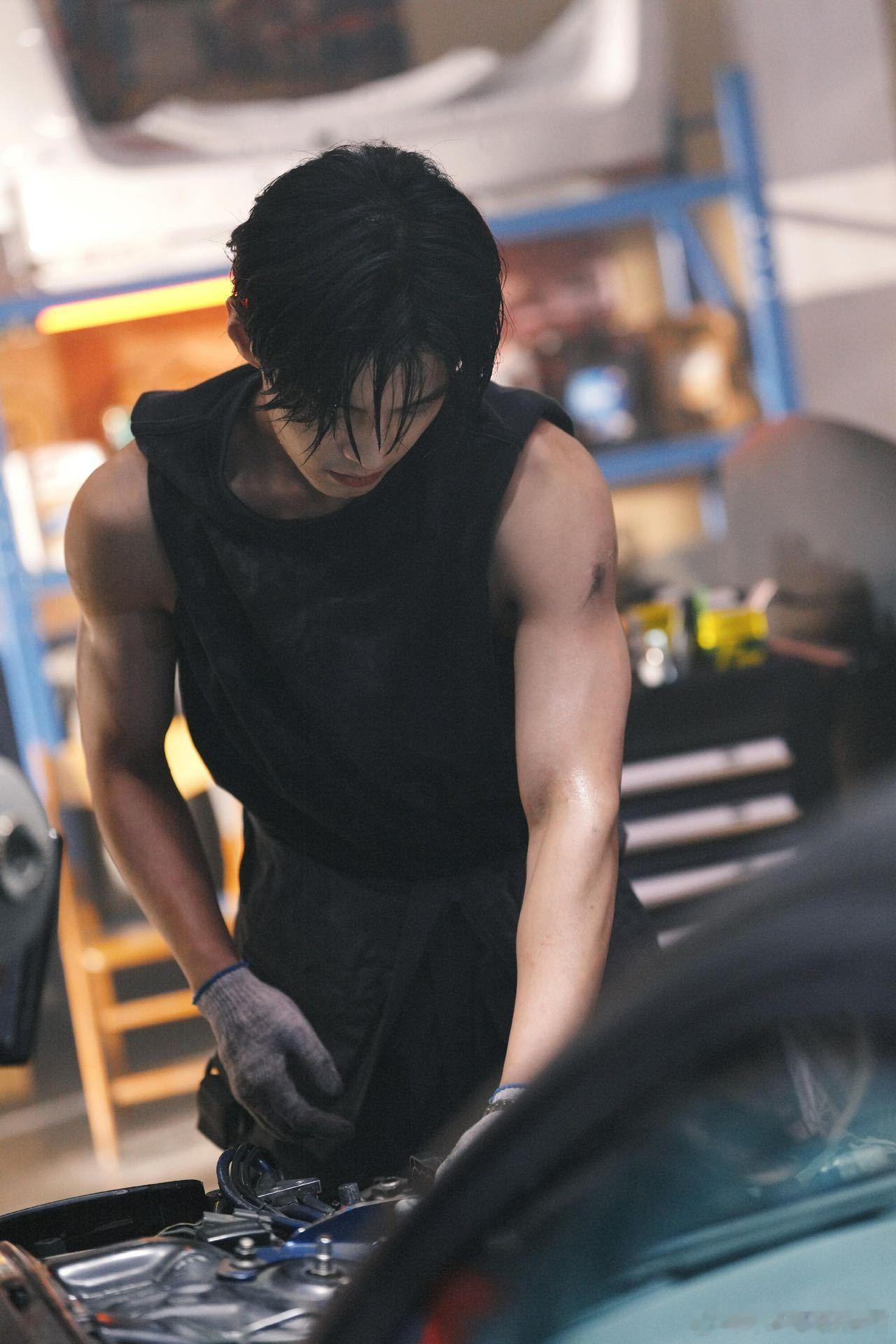 何与双轨每集都有人生镜头何与把靳朝的帅诠释得淋漓尽致，每一集都有让人印象深刻的人