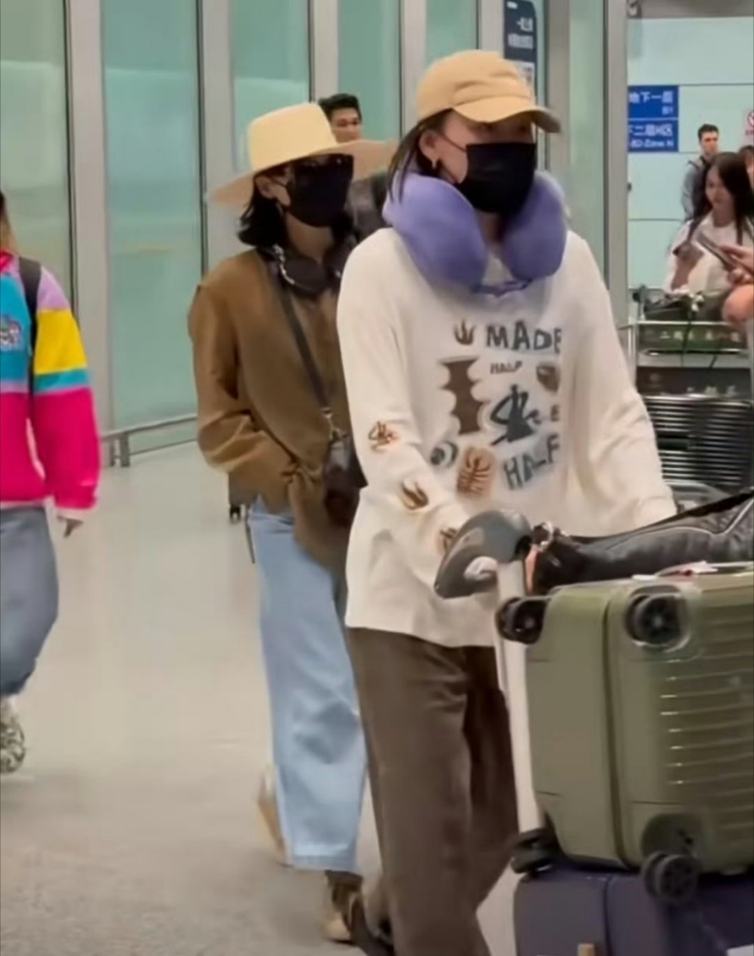 通通闪开女王大人驾到[嘻嘻]威尼斯影后辛芷蕾[送花花][送花花]时尚穿搭好帅！这