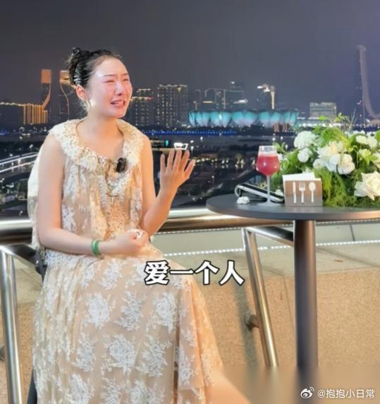实在搞不懂陈露是怎么想的！ 她分手已经快6年了。 他好不容易才成功复出巡演，她却
