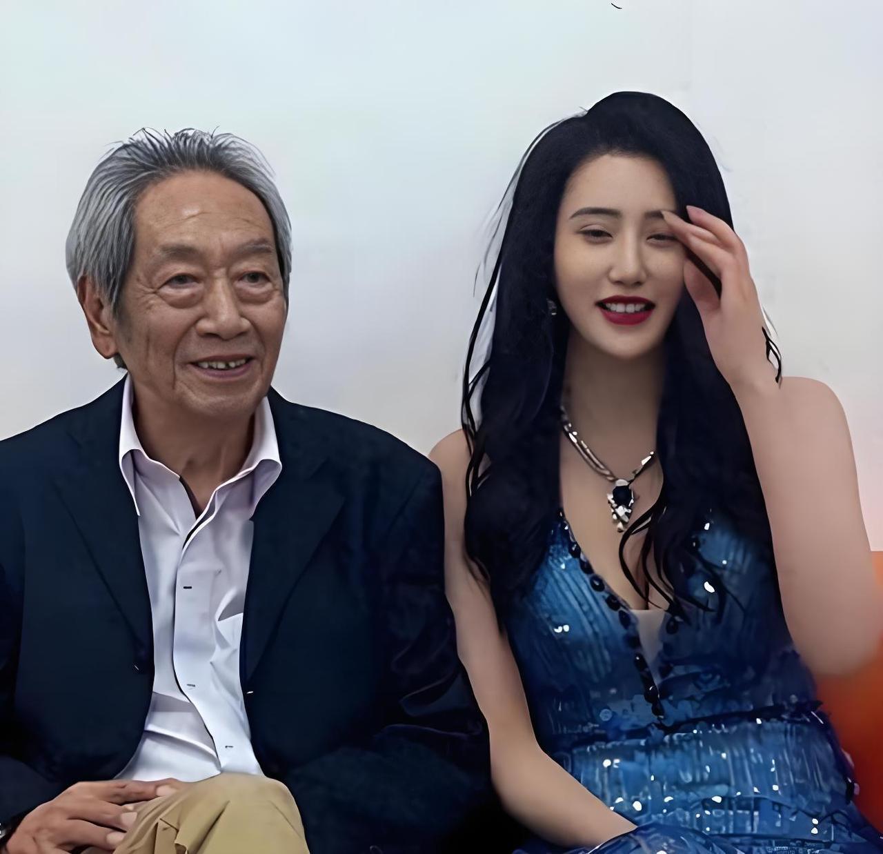 王奎荣和妻子饶芯语
今日老王把自己名下逾3300万元的全部资产都转到饶芯语名下了
