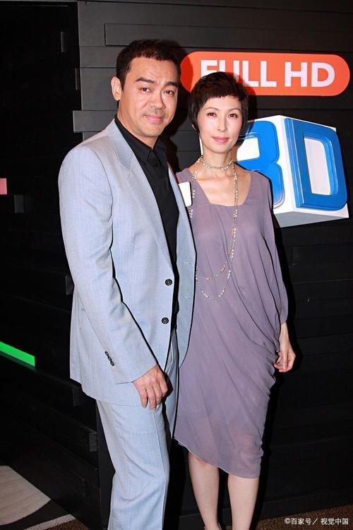 一天晚上，郭蔼明正在厨房炖汤，刘青云突然抱着她说：“我们离婚吧。”郭蔼明大惊，等