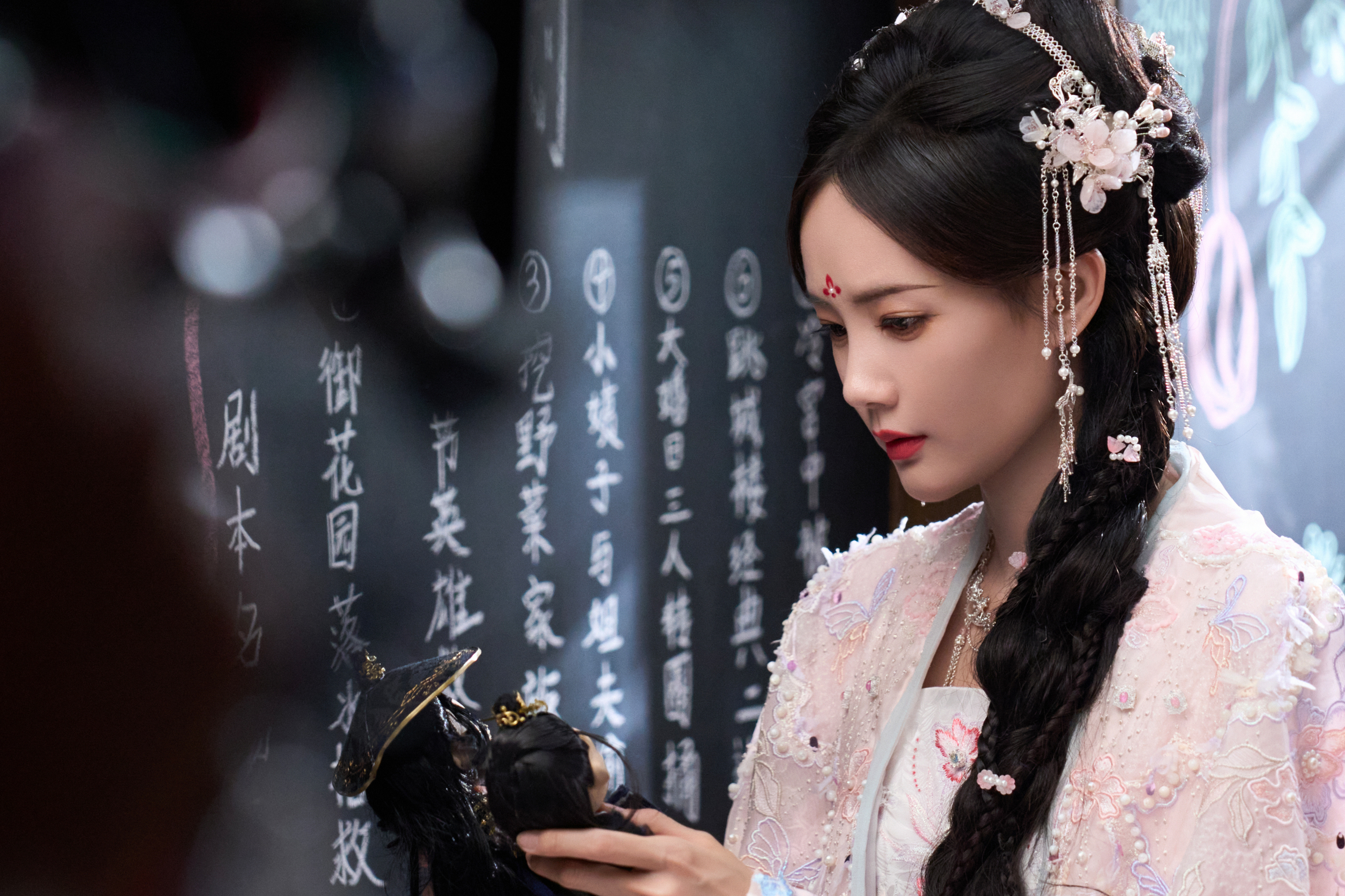 李一桐 《书卷一梦》宋一梦剧照-粉衣+麻花辫 ​​​