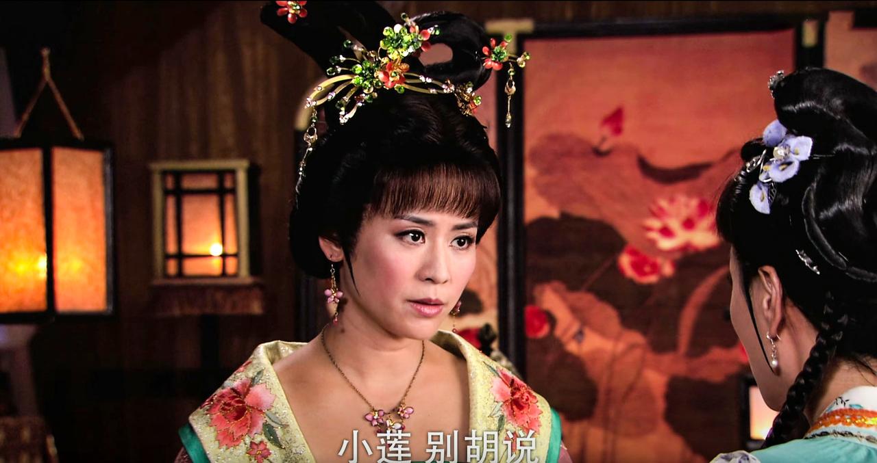 王宝钏的刘海灾难性太强了，只要有刘海，哪怕穿华丽衣服，都掩饰不住土气，刘海一去，
