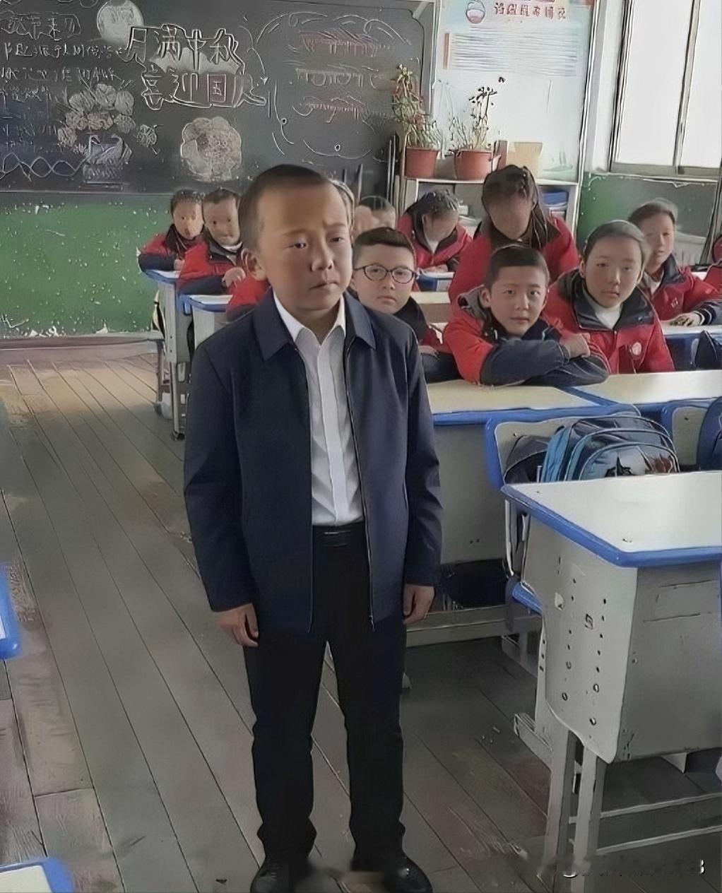 你看这位小帅哥这架势，往那一站，氛围感直接拉满，言行从容大气，统筹感很强，看着就