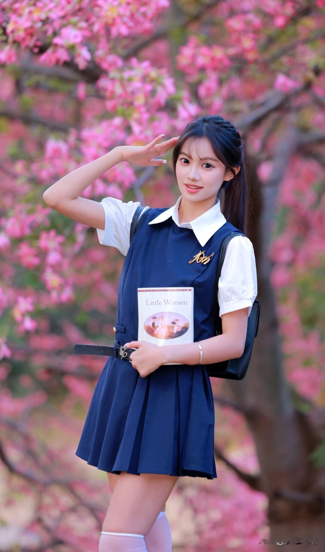 樱花树下，少女与书相伴，青春洋溢。