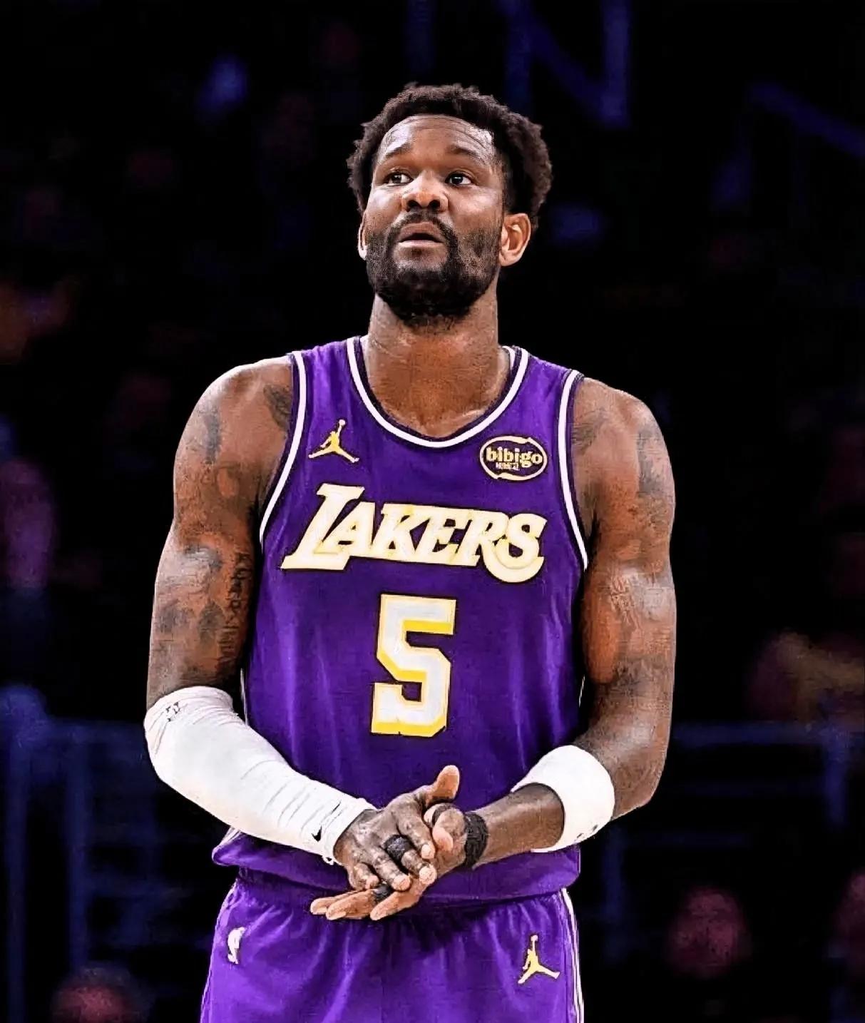 今天湖人VS掘金
如果艾顿能持续20+10
湖人完全有机会拿下掘金
艾顿打开了吃