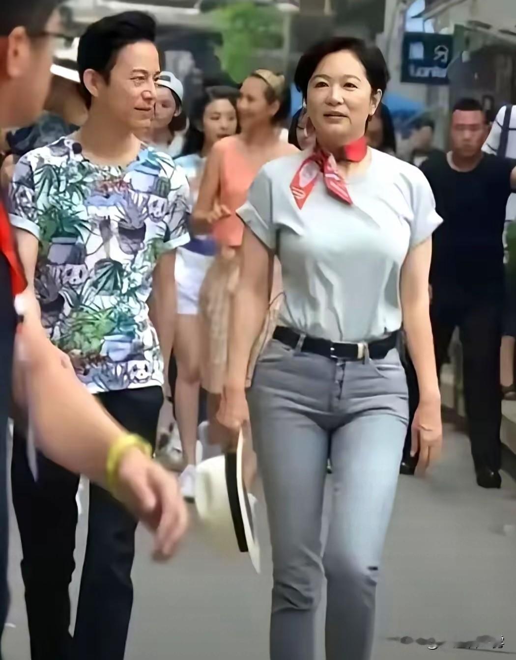 今天遇见一个不得不夸的女人
真的是老了都不服！
70岁的阿姨，身材和样貌真的都像